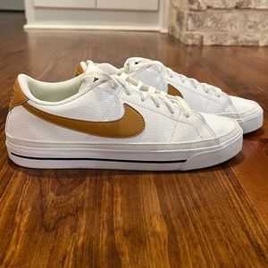 Nike Women's Court Legacy, size 8